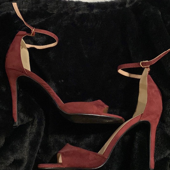 Burgundy heels - Picture 1 of 3